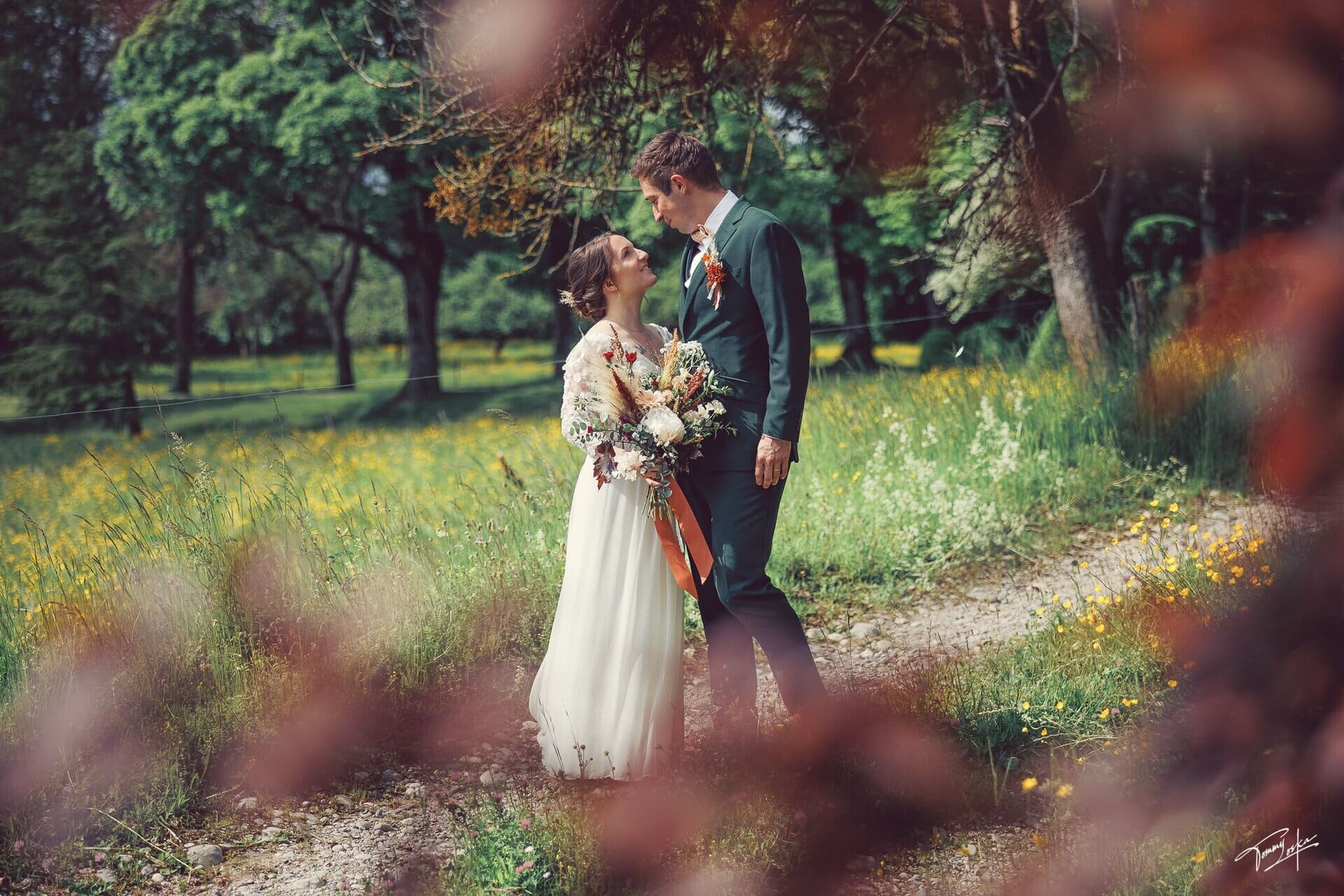 Photos de mariés dans la forêt