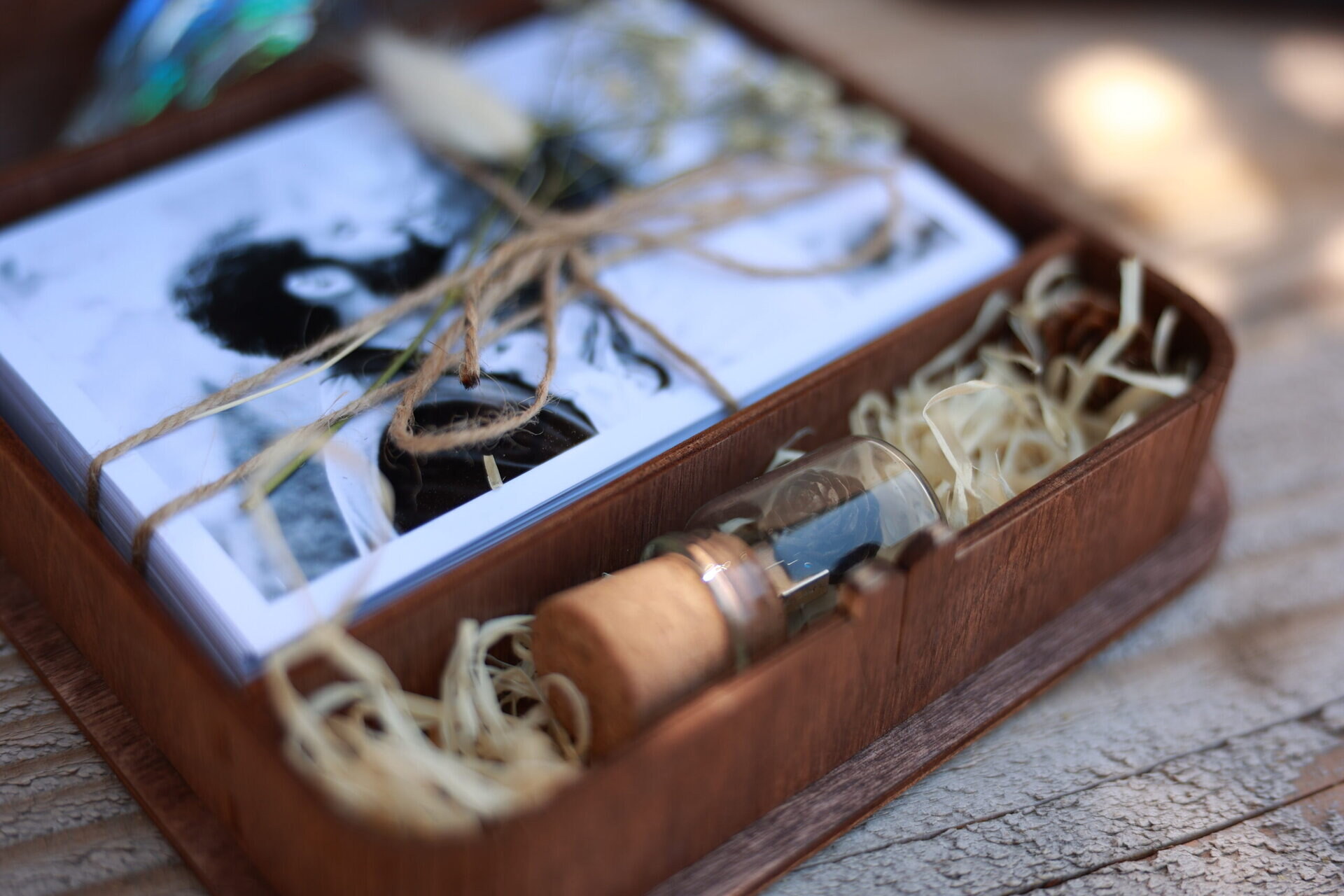 coffret en bois gravé pour photos