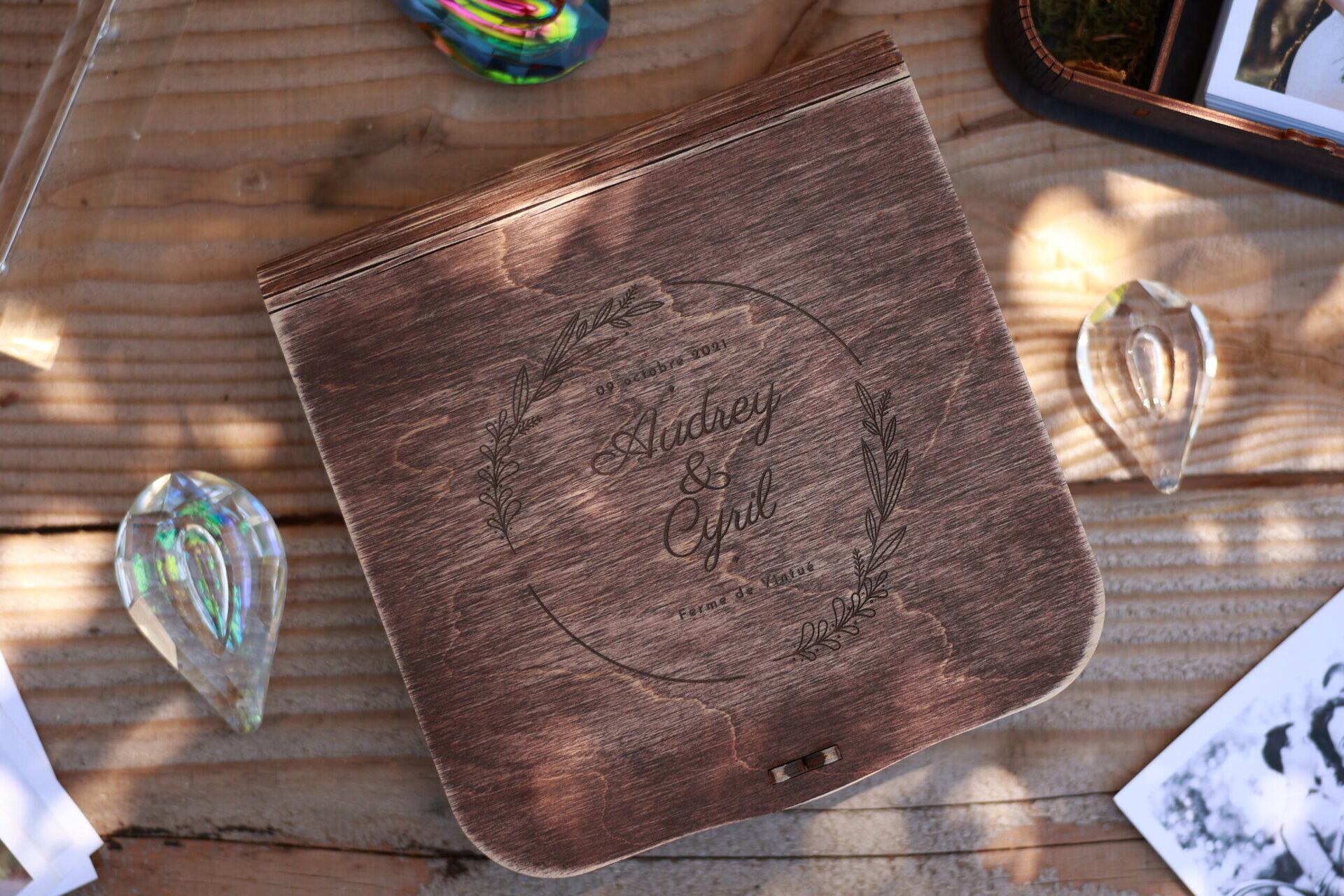 coffret en bois gravé pour photos