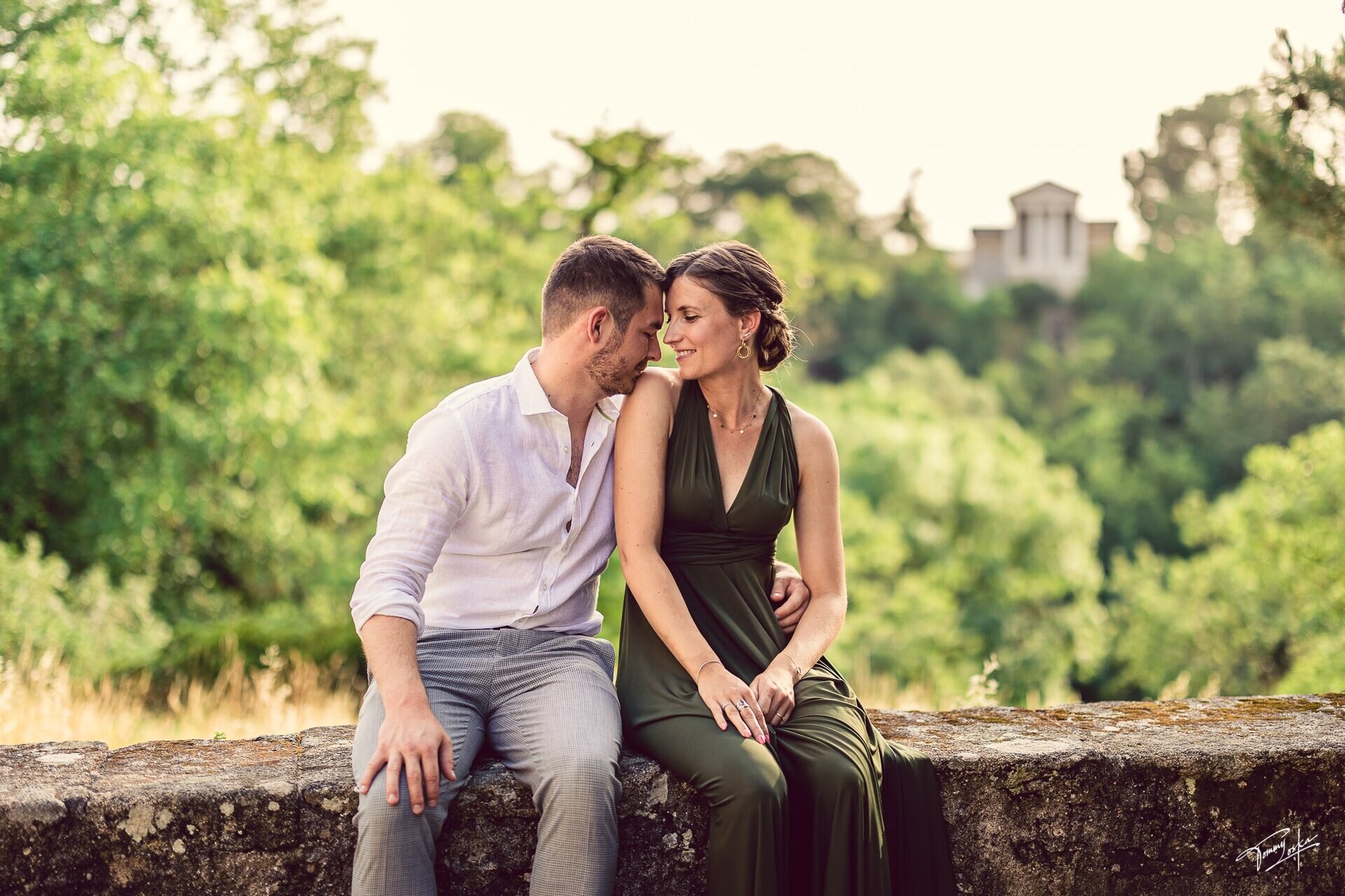Photo d'un couple assis